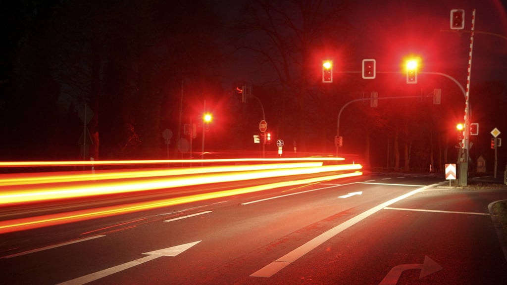 Ein Pkw-Fahrer wird auf der B6 nach Raserei und mehreren Rotlichtverstößen kontrolliert. Ein Atemalkoholtest mit 1,25 Promille führt zu Blutprobe.