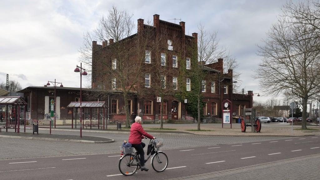 Der dritte Rundgang führt zum Bahnhofsgebäude in Genthin. 