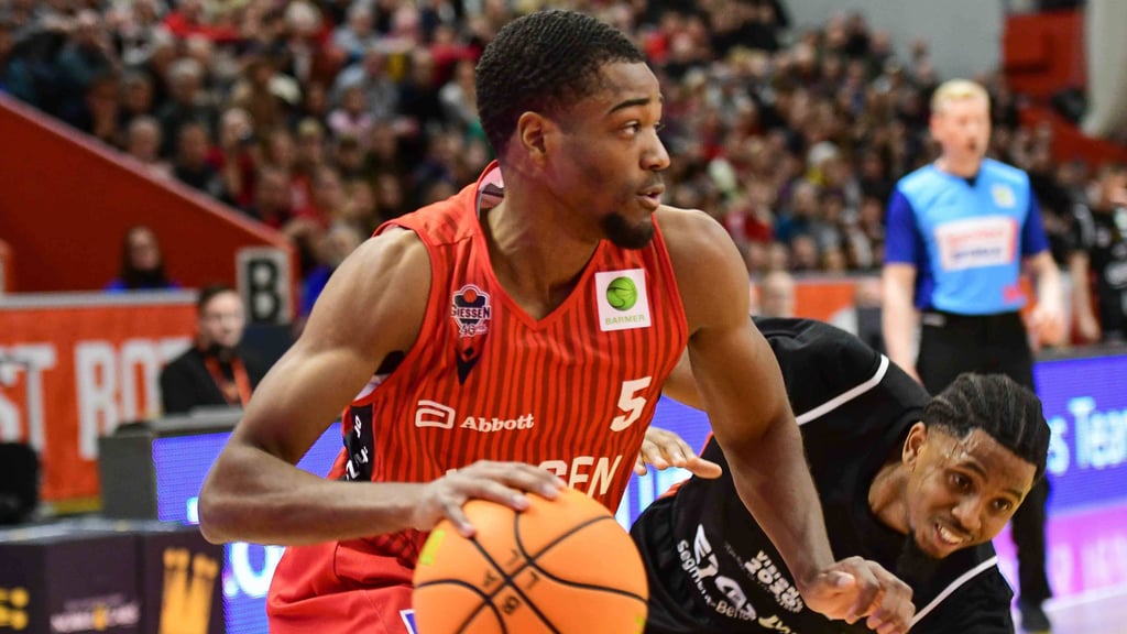 Die SBB Baskets um&nbsp;Daivien Williamson (r.) konnten Gießen nicht in Schach halten.