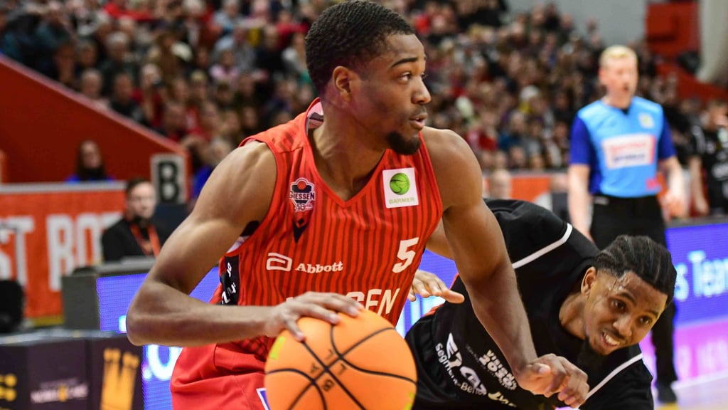 Die SBB Baskets um&nbsp;Daivien Williamson (r.) konnten Gießen nicht in Schach halten.