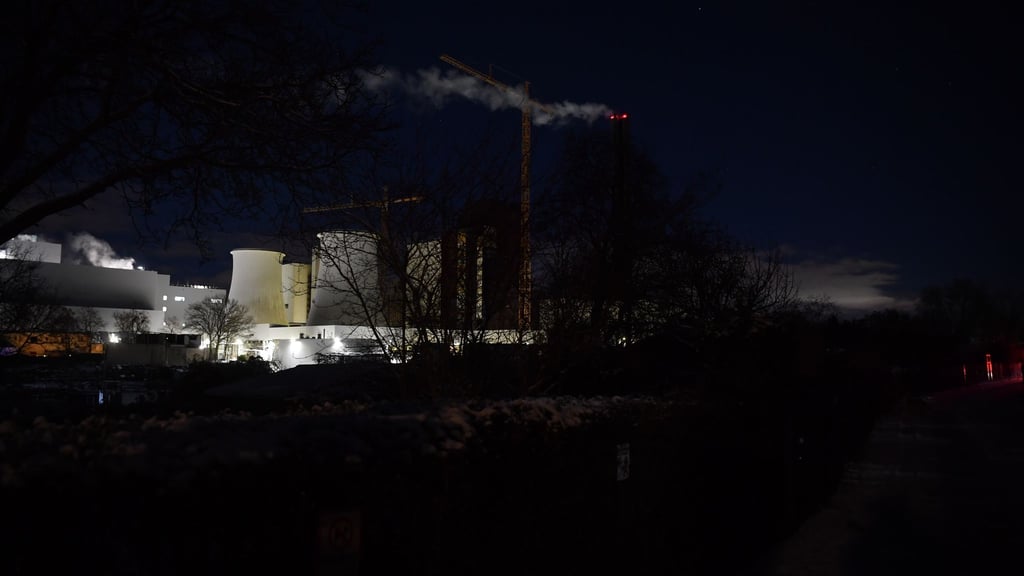 Viele Haushalte im Südwesten Berlins haben die erste Nacht in Kälte und Dunkelheit verbracht - und sind weiterhin ohne Strom.