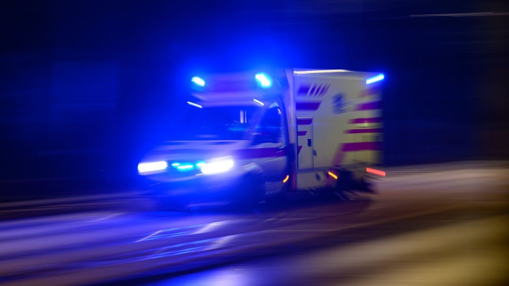 In Nordhorn wurde ein 77 Jahre alter Radfahrer bei einem Zusammenstoß mit einem Rettungswagen schwer verletzt. (Symbolbild)