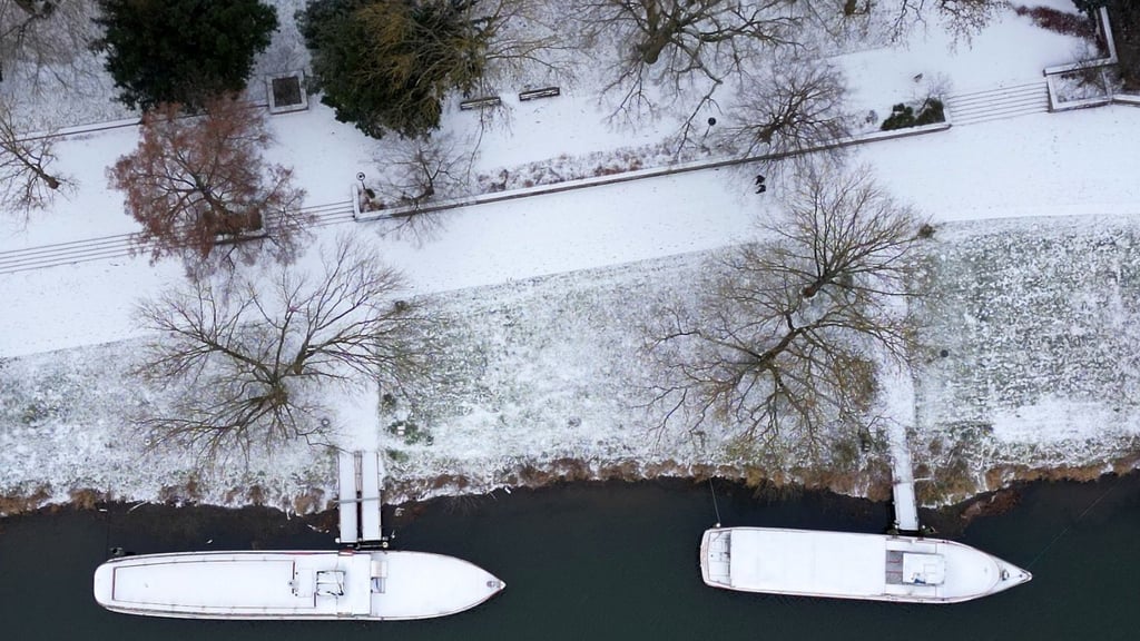 Unter einer weißen Puderzuckerschicht aus Schnee liegt am Sonntag das Saale-Ufer in Halle. Leider war die Schneepracht schon am Vormittag rasch wieder weggetaut. Die schönen Bilder aber bleiben.
