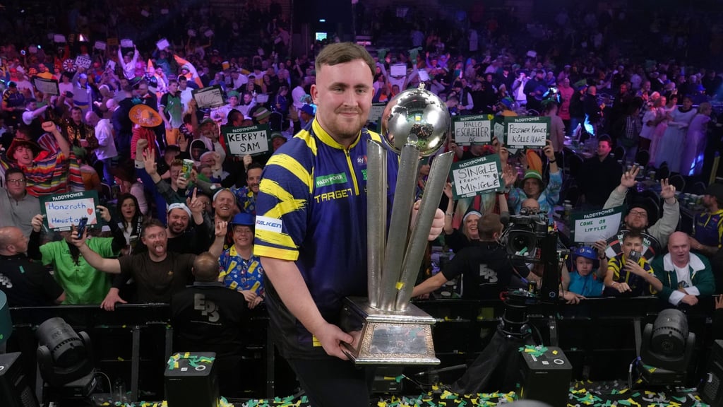 Littler präsentiert zum zweiten Mal die WM-Trophäe.