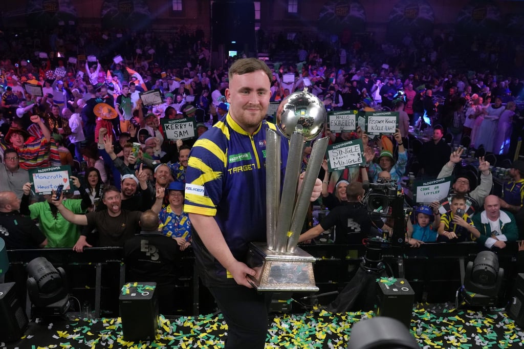 Littler präsentiert zum zweiten Mal die WM-Trophäe.