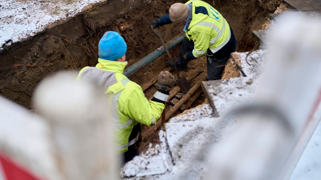 Mit Ersatzleitungen konnten einige Haushalte wieder ans Stromnetz angeschlossen werden, rund 35.000 müssen aber wohl bis Donnerstag Geduld haben.