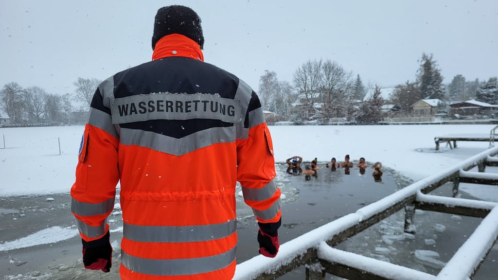 Abgesichert durch die Wasserrettung  war das Eisbaden in Mosigkau am 4. Januar.