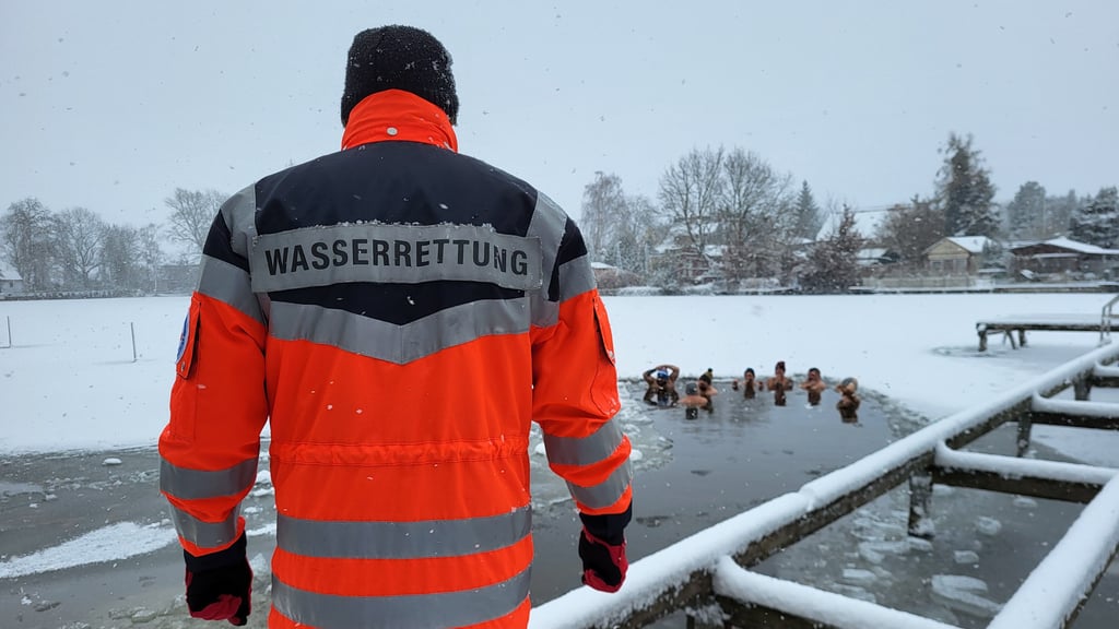 Abgesichert durch die Wasserrettung war das Eisbaden in Mosigkau am 4. Januar.