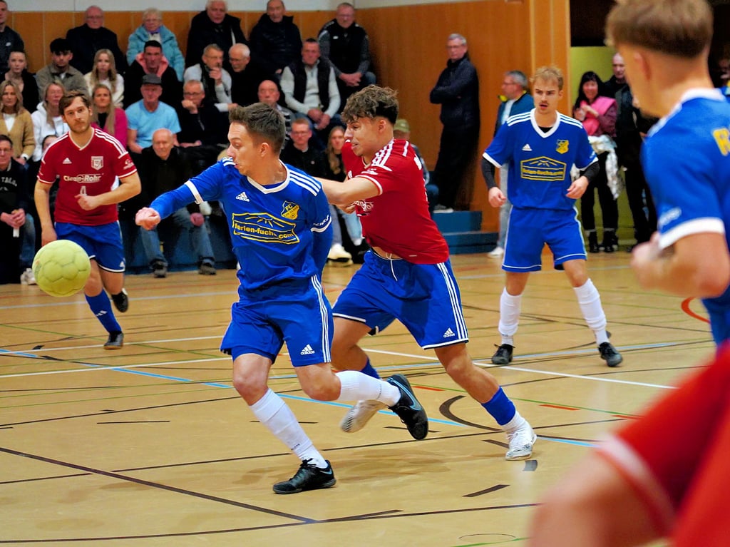 Impressionen vom Unstrutcup: Im Finale fertigte Gastgeber Nebra (blaue Trikots) Pokalverteidiger Brachstedt (rot) mit 3:0 ab.
