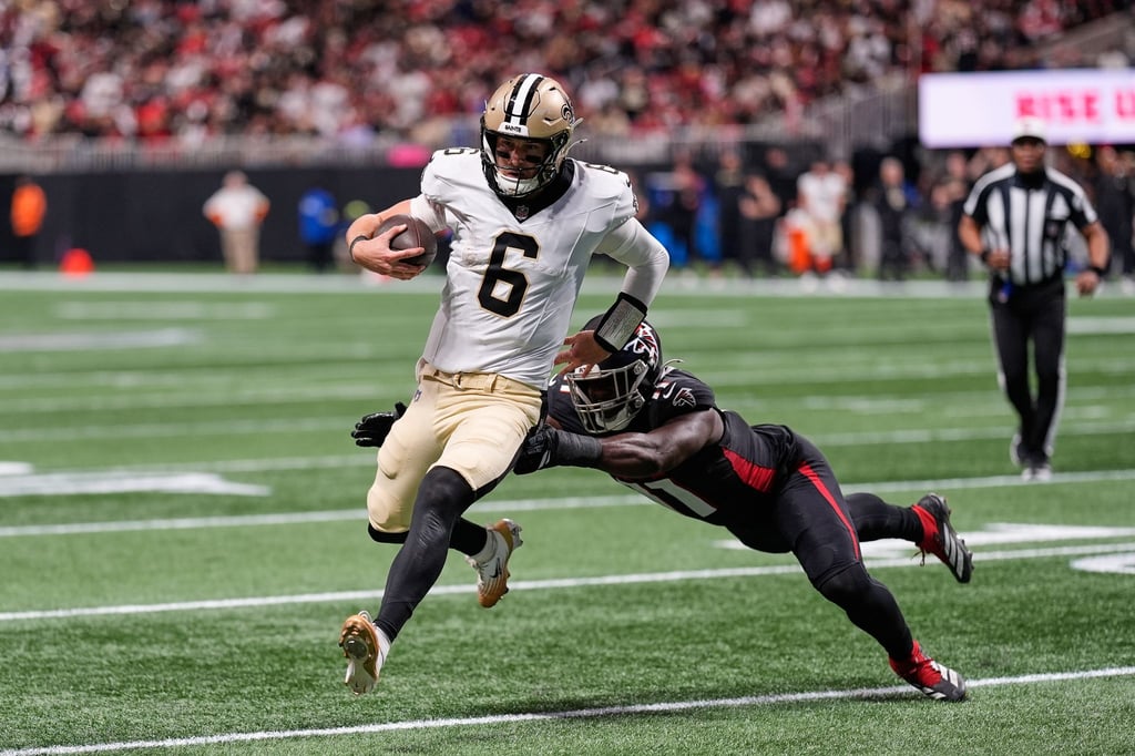 Dank eines Siegs der Atlanta Falcons (r) gegen die New Orleans Saints stehen die Carolina Panthers in den Playoffs.