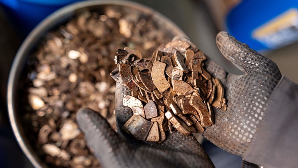 Aus ausgedienten Hochleistungs-Magneten beispielsweise aus Elektroantrieben und Windkraftturbinen werden im Werk der Heraeus-Tochter Remloy in Bitterfeld (Sachsen-Anhalt) seltene Erden gewonnen.