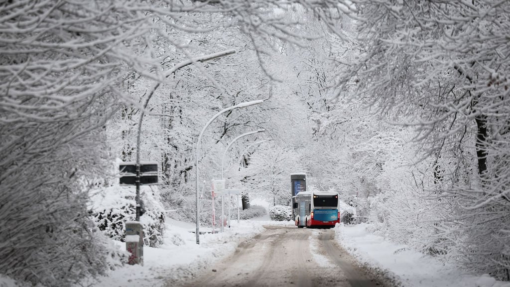 Winterglätte bringt Bus- und Bahnverkehr im Norden weiter durcheinander.