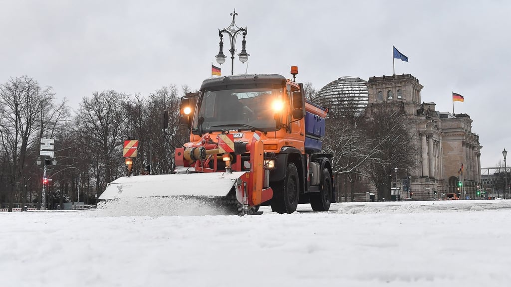 Winterliches Wetter mit Schnee, Glätte und Dauerfrost prägt Berlin und Brandenburg.