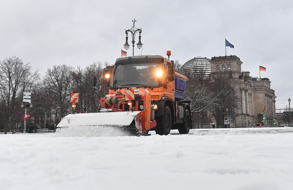 Winterliches Wetter mit Schnee, Glätte und Dauerfrost prägt Berlin und Brandenburg.