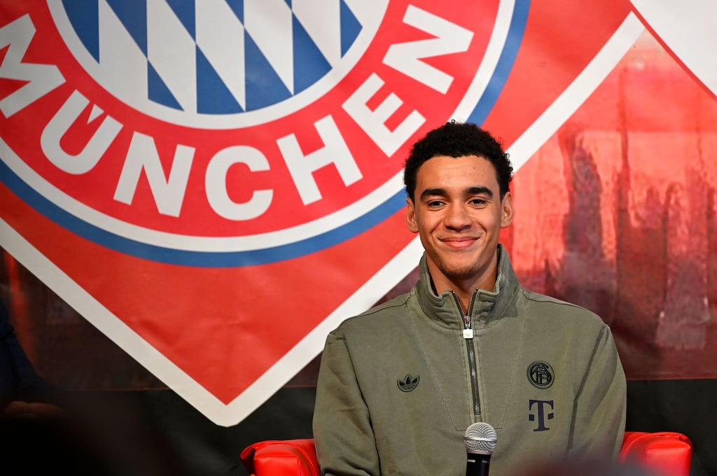 Jamal Musiala wird von jungen Fans befragt.