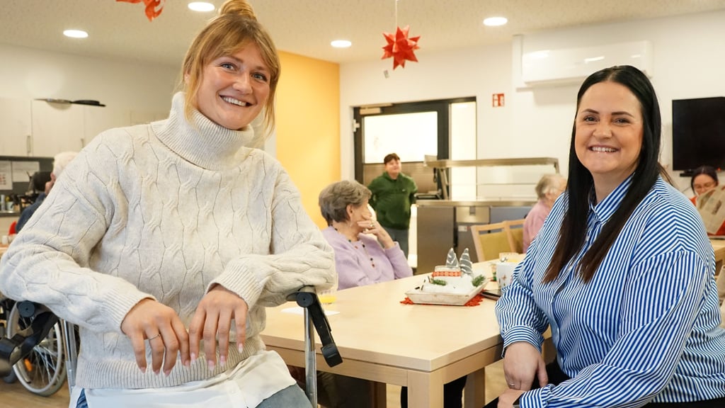 Die DRK-Mitarbeiterinnen Marie-Luise Weber (l.) und Claudia Straube beraten pflegende Angehörige. 