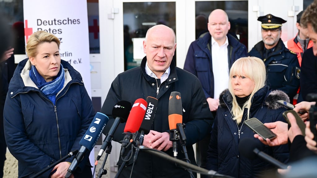 Berlins Regierender Bürgermeister Kai Wegner (CDU) besuchte Menschen in einer nach dem Stromausfall eingerichteten Notunterkunft und trat anschließend vor die Presse.
