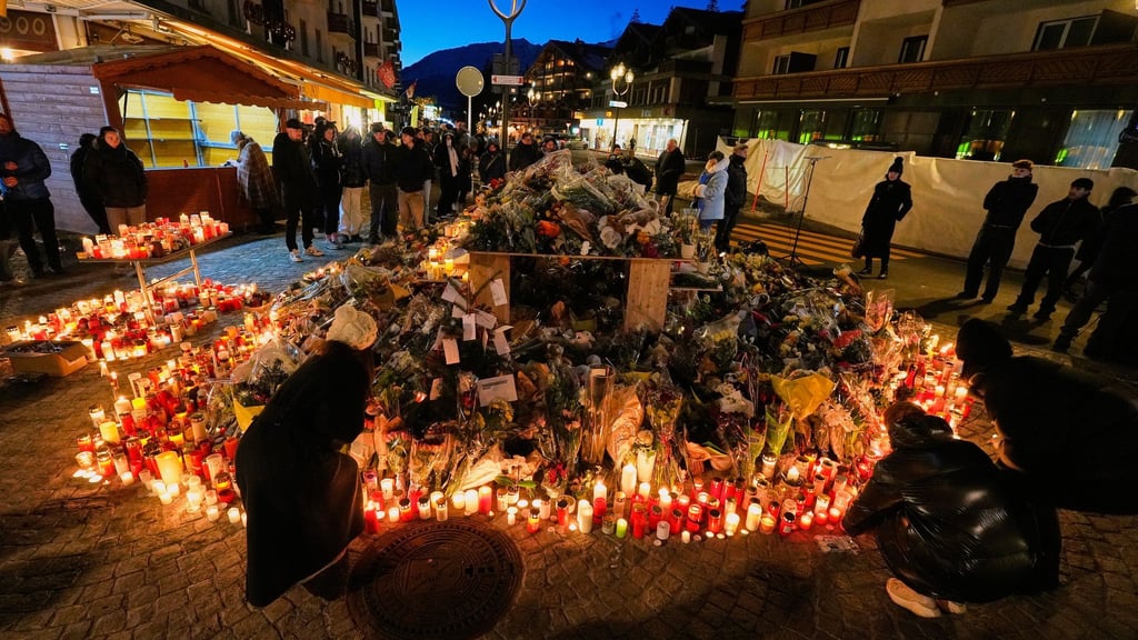 Die Bar war besonders bei Teenagern beliebt. Inzwischen wurden dort viele Kerzen aufgestellt und Blumen niedergelegt.