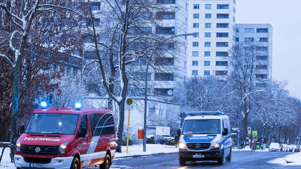 Die Polizei patrouilliert in den vom Stromausfall betroffenen Stadtteilen, auch nachts.
