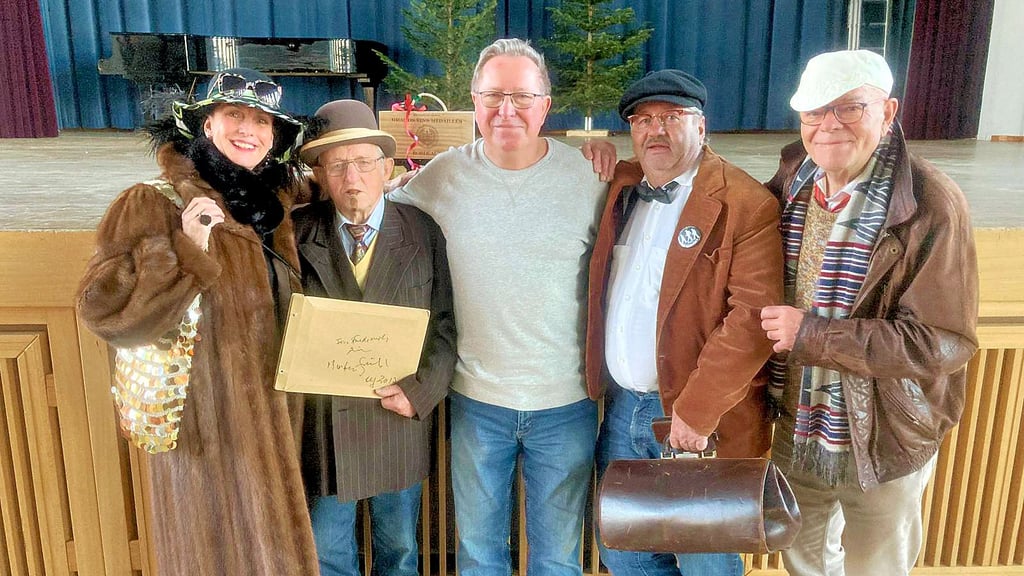 Die Olsenbande aus Würchwitz verabschiedet sich von  Klaus-Dieter Deuser (Mitte) im Hyzet-Klubhaus. 