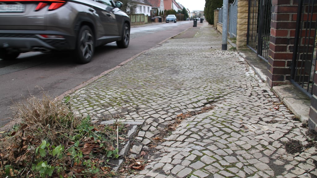 Das ist offiziell die schlechteste Straße in ganz Halle: Eine solche Furche im Gehweg kann für Fußgänger zur Stolperfalle werden.