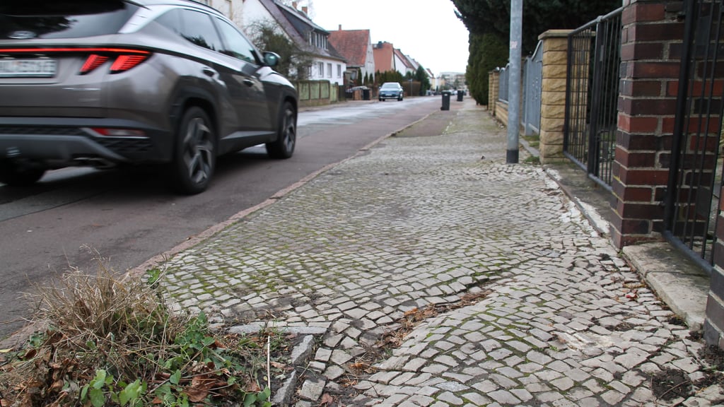 Ein solche Furche im Gehweg kann für Fußgänger zur Stolperfalle werden. 