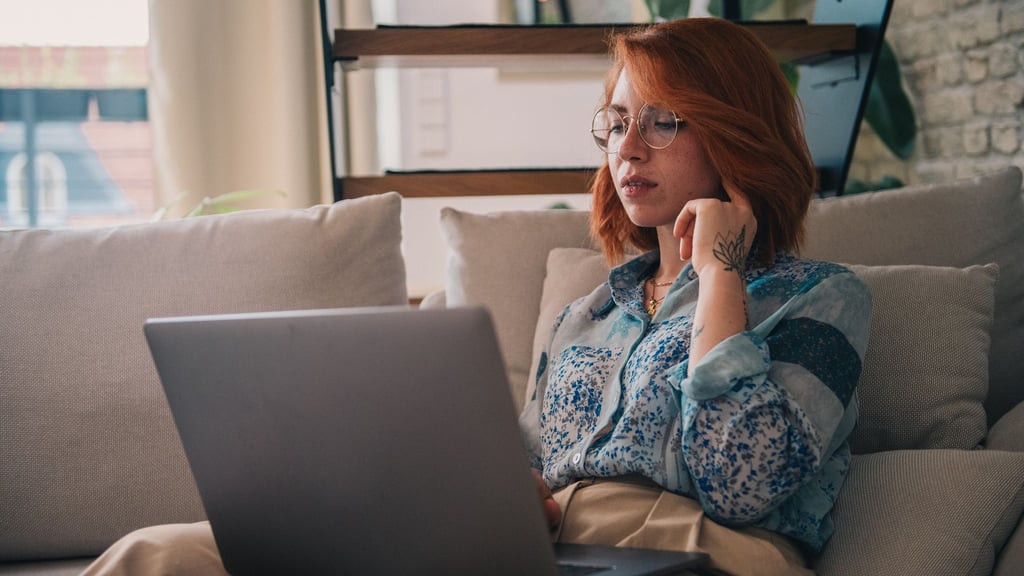 Von der Lieblingsserie abgelenkt, obwohl Sie sich eigentlich um Ihre Finanzen kümmern wollten? Die Gründe für eine Scheu vor Geldthemen können vielfältig sein.