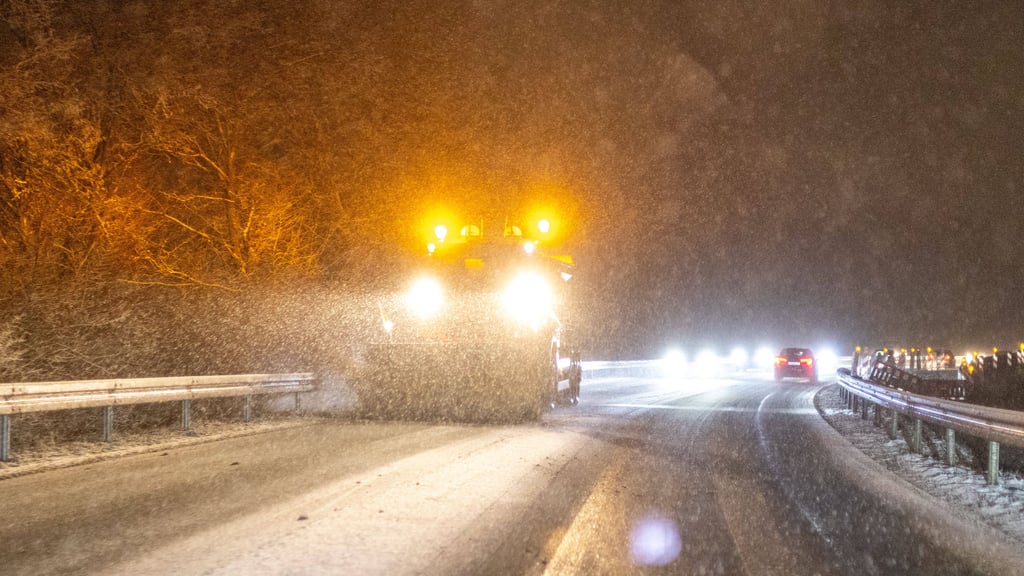 Zum Jahresanfang gibt es in Sachsen-Anhalt frostiges Winterwetter und glatte Straßen.