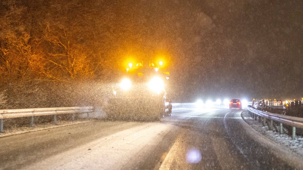 Zum Jahresanfang gibt es in Sachsen-Anhalt frostiges Winterwetter und glatte Straßen.