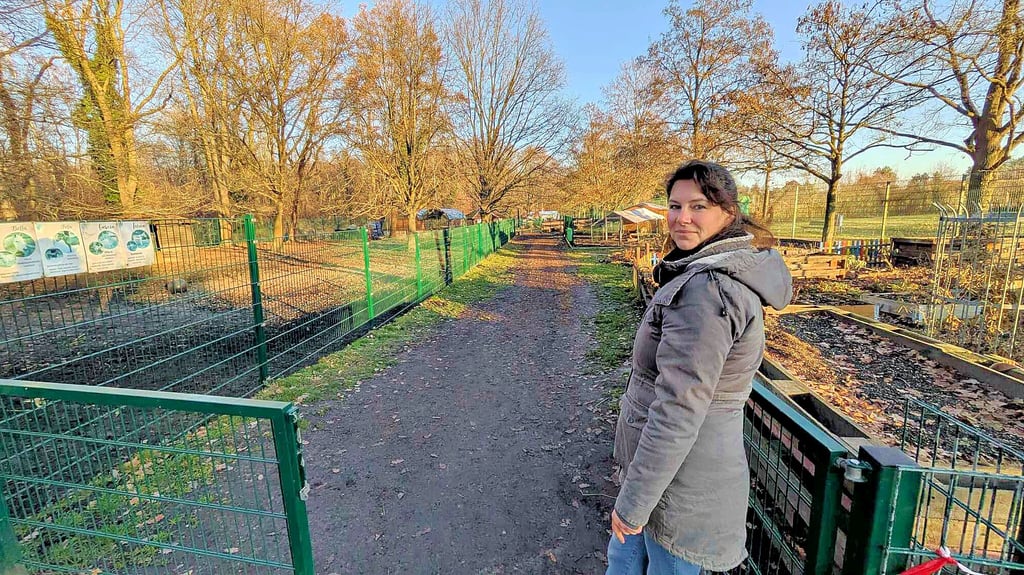 Dort, wo Rebecca Hübsch steht, befand sich noch im vergangenen Jahr das Schafgehege. Jetzt gibt es einen abwechslungsreichen Rundweg.