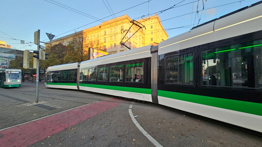 Eine Straßenbahn der Magdeburger Verkehrsbetriebe überquert die Kreuzung Breiter Weg/Ernst-Reuter-Allee. 