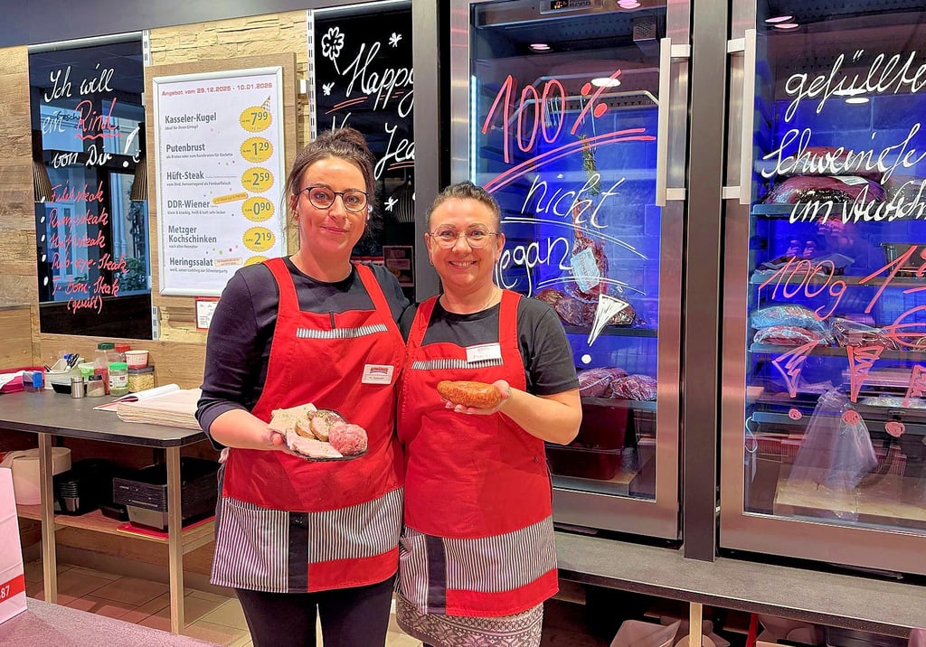 Filialleiterin Isabel Sadowski und Mitarbeiterin Andrea Krull in der  Altmärker-Filiale in Stendal. Neben Fleisch- und Wurstwaren werden hier verschiedene Mittagsgerichte angeboten. 