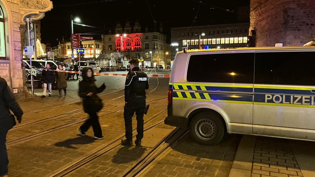 Die Zufahrt zum halleschen Marktplatz ist gesperrt. Der Grund: Ein herrenloser Koffer wurde am Montagabend am Markt aufgefunden. Die Polizei ist alarmiert - auch ein Sprengstoff-Spürhund wird eingesetzt. 