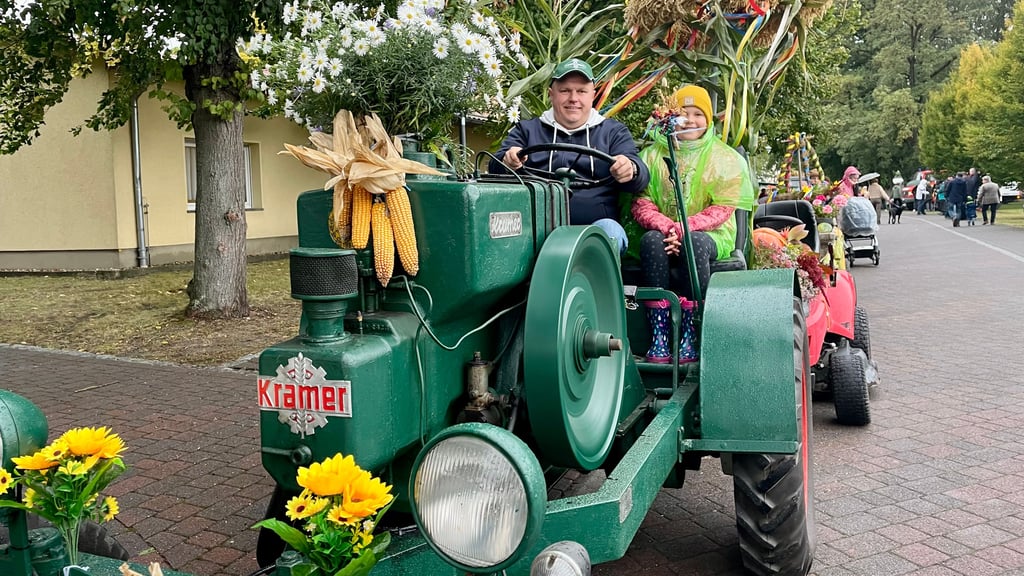 Traditionell führt der Kramer aus dem Jahr 1937 den Umzug zum Erntedankfest in Roßdorf an.