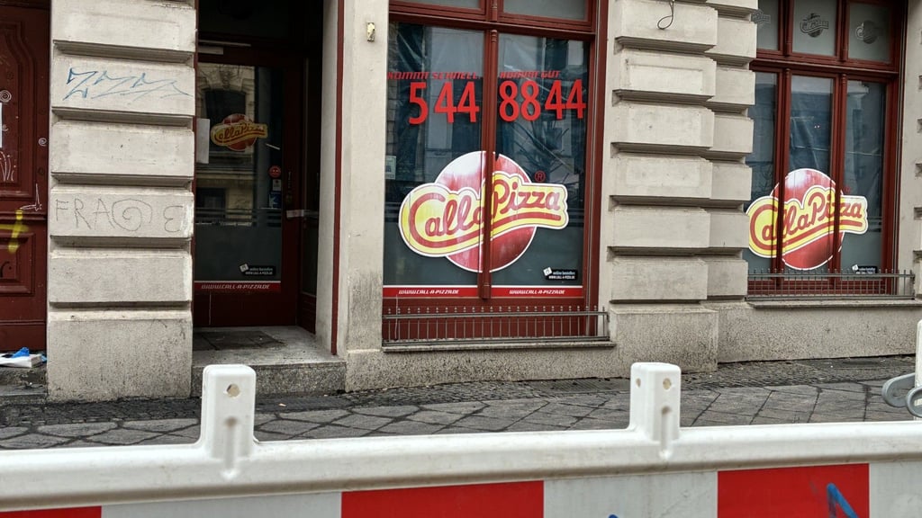 Nach dem Brand in der Sternstraße 7 in Magdeburg ist die Fläche vor dem Gebäude abgesperrt. Das betrifft auch den ansässigen Pizzaladen.