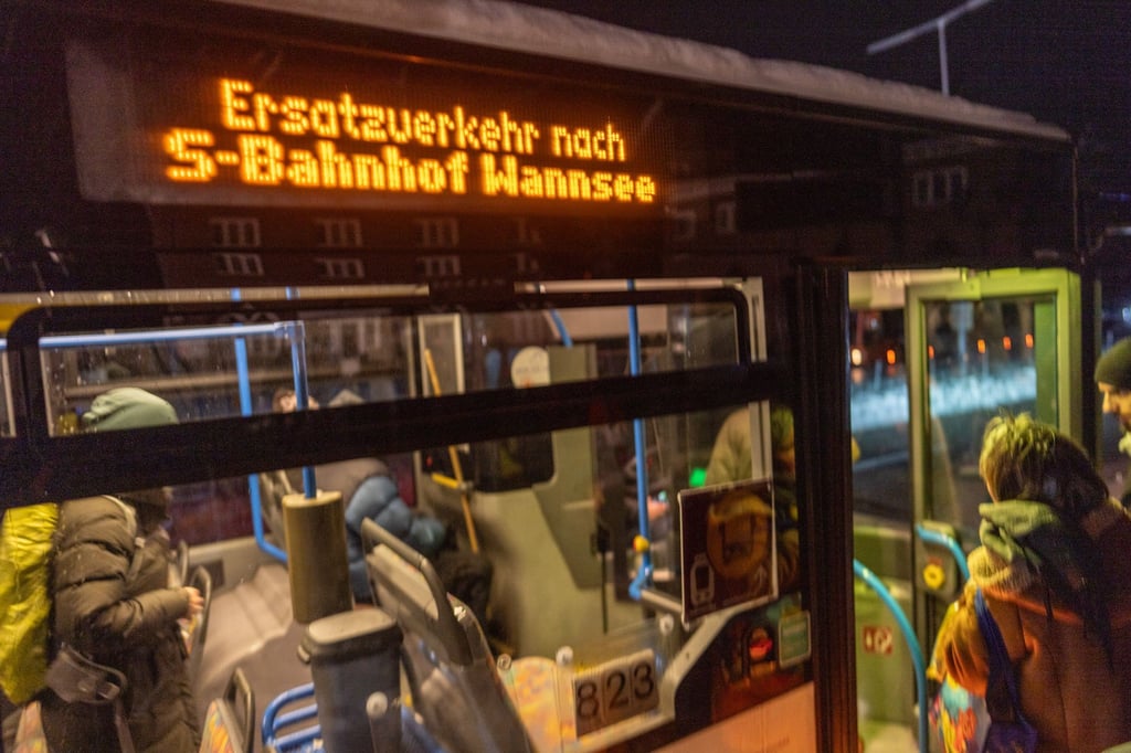 Die S-Bahnzüge der Linien S1 und S2 fahren wieder durch. Weil die S1 aber noch nicht überall hält, bleibt der Ersatzverkehr vorerst bestehen. (Archivbild)