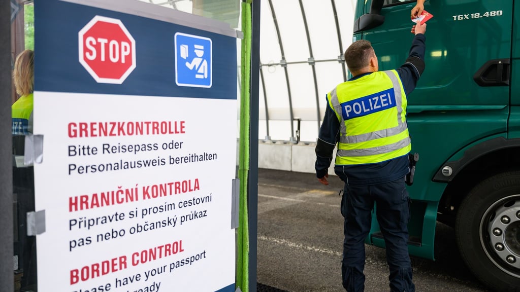 Die Bundespolizei hat an der Grenze Sachsens zu Tschechien zwölf Haftbefehle vollstreckt. (Symbolbild)