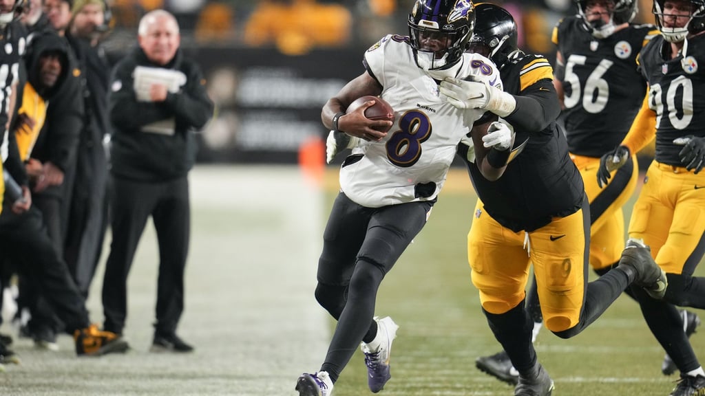 Lamar Jackson (8) und die Baltimore Ravens verpassten hauchdünn die Playoffs.