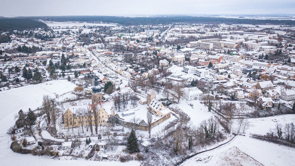 Blick von oben auf die verschneite Wasserburg Gommern.