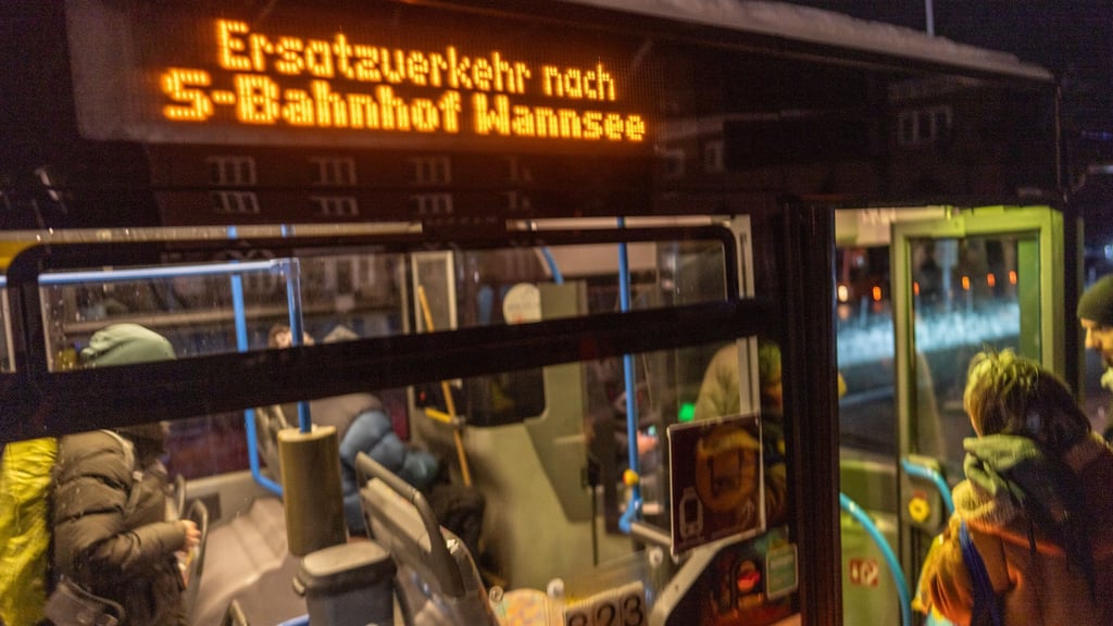 Die S-Bahnzüge der Linien S1 und S2 fahren wieder durch. Weil die S1 aber noch nicht überall hält, bleibt der Ersatzverkehr vorerst bestehen. (Archivbild)