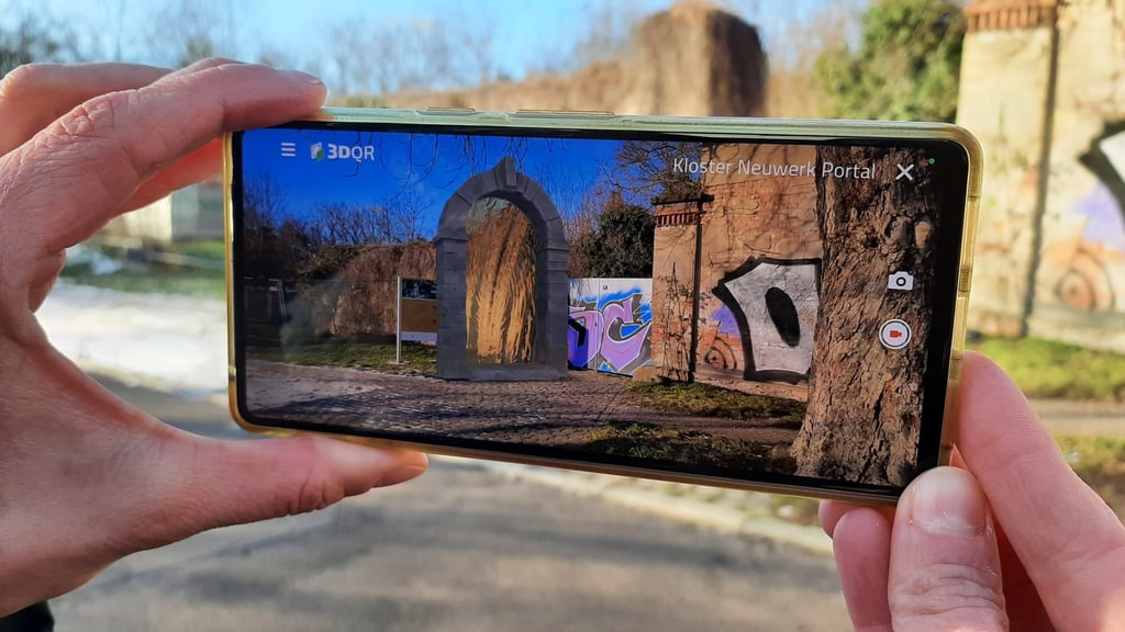 Mit einer Handy-App kann man sich ansehen, wie das einstige Kirchenportal an dieser Stelle einst aussah. 