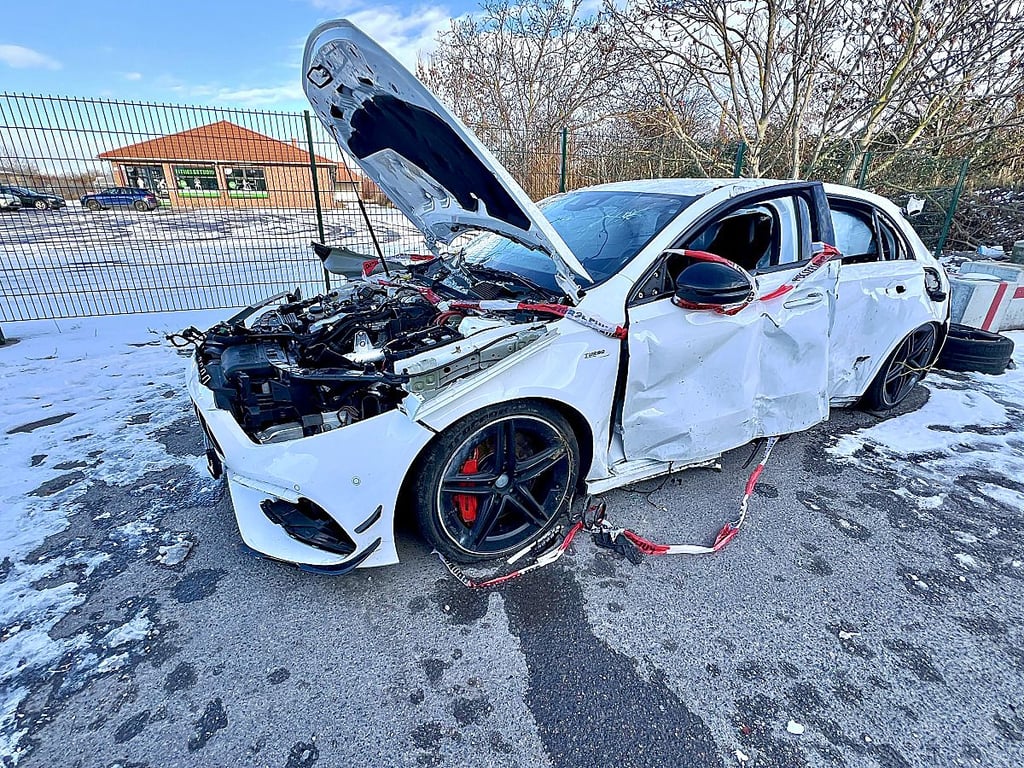 Rätselraten um Autowrack: Was hat es mit dem Fahrzeug am Stadtrand von Könnern auf sich? 