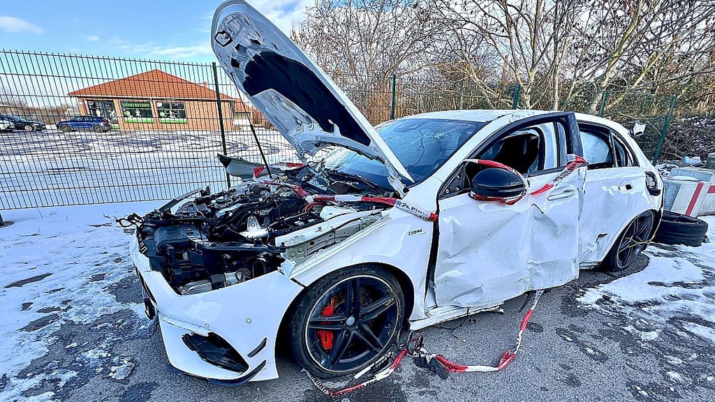 Rätselraten um ein Autowrack hinter einem Supermarkt: Was hat es mit dem schrottreifen Mercedes am Stadtrand von Könnern auf sich?