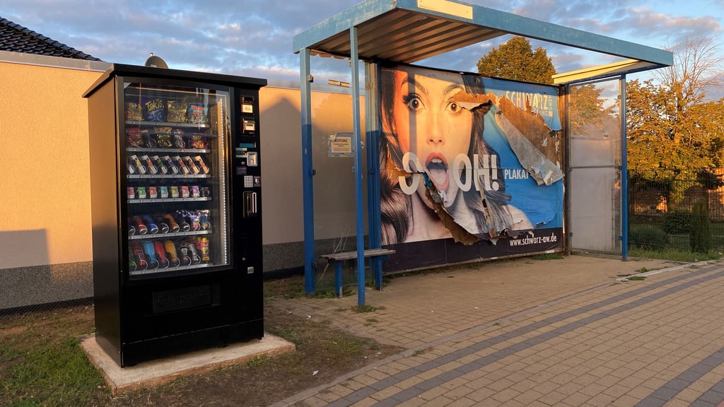 So sah der Snackautomat in Heyrothsberge nach der Aufstellung 2023  aus. Trotz prominenter Stelle an der B 184 wurde der Automat gesprengt.