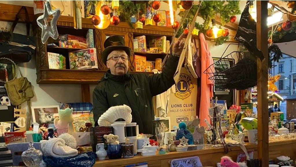 Bewährter Auktionator: Dieter Wunder, Mitglied der City-Gemeinschaft Halle und Marktleiter des Wintermarktes, hatte manch kuriose Dinge unter dem Hammer.