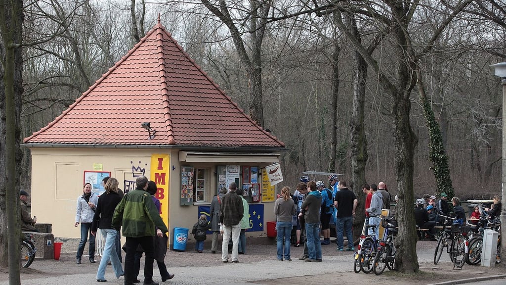Bockwurst, Brause, Bier direkt an der Saale: Am Bootshaus 5 an Halles beliebter Flaniermeile Riveufer herrscht zu jeder Jahreszeit Andrang. Doch jetzt gab es Post von der Stadt - und viele Spekulationen.&nbsp;