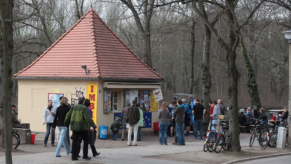 Bockwurst, Brause, Bier: Am Bootshaus 5 an Halles beliebter Flaniermeile Riveufer herrscht zu jeder Jahreszeit Andrang.