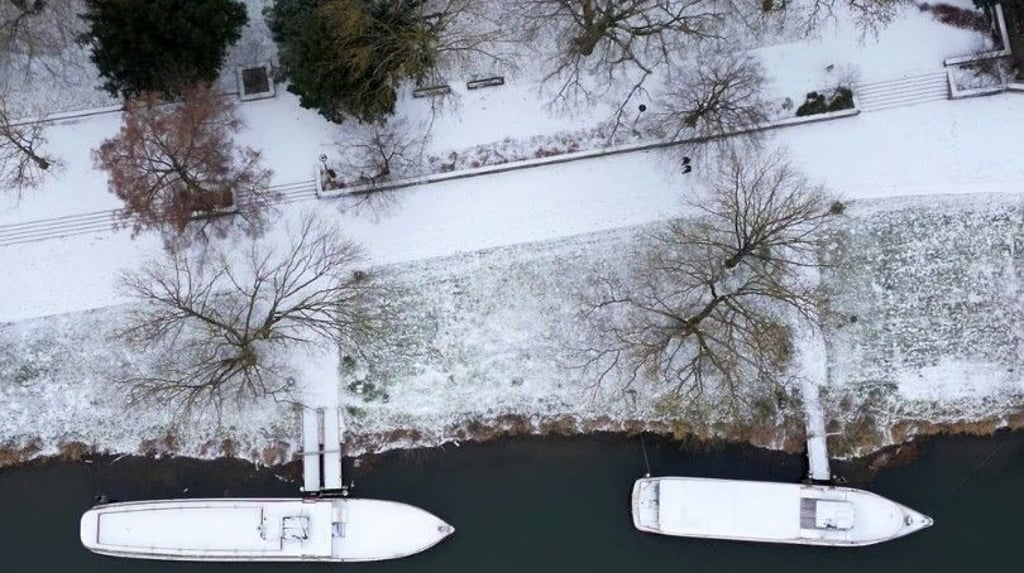 Unter einer weißen Puderzuckerschicht aus Schnee liegt am Sonntag das Saale-Ufer in Halle. Leider war die Schneepracht schon am Vormittag rasch wieder weggetaut. Die schönen Bilder aber bleiben.