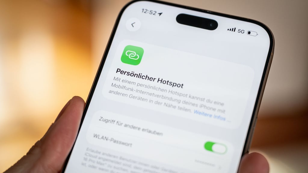 Geht das WLAN nicht, hilft das Smartphone: In den Einstellungen lässt sich ein persönlicher WLAN-Hotspot aktivieren. Damit können andere Geräte das Internet über das Mobilfunknetz nutzen.