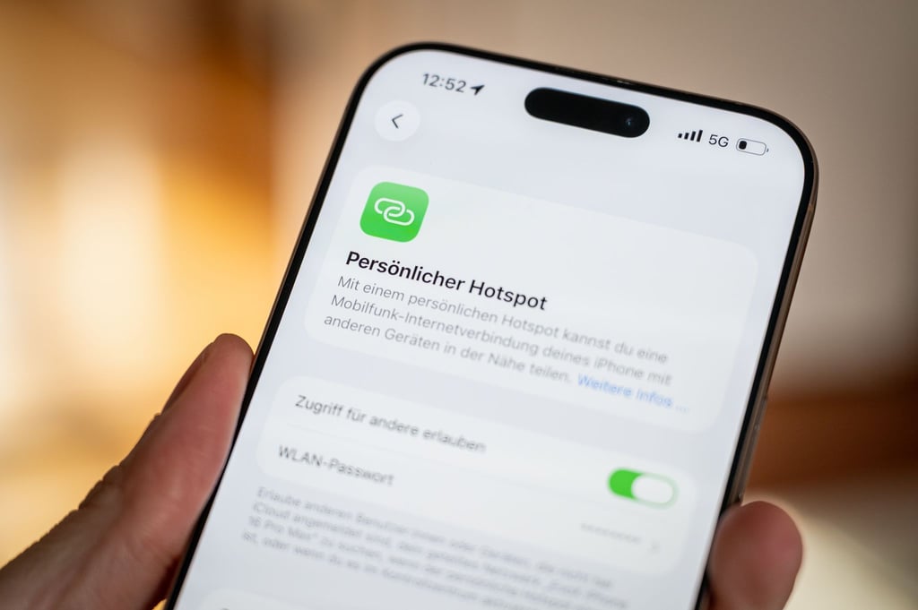 Geht das WLAN nicht, hilft das Smartphone: In den Einstellungen lässt sich ein persönlicher WLAN-Hotspot aktivieren. Damit können andere Geräte das Internet über das Mobilfunknetz nutzen.